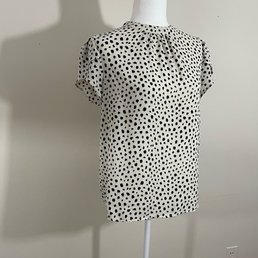 Forever 21 sz sm top- blouse silky feel cream with black abstract spots